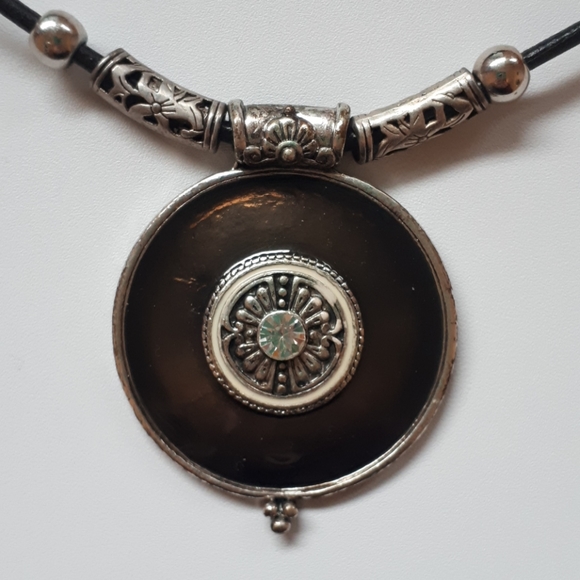 Big round black necklace - Picture 2 of 5